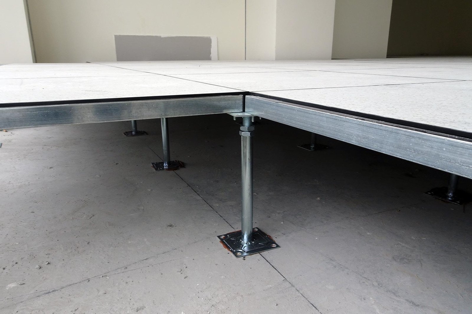 Mitigating Moisture Issues: The Role of Raised Flooring Systems